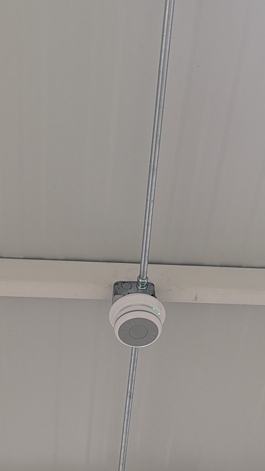 Instalación de sensor anti-vapeo en colegio privado (imagen anonimizada)