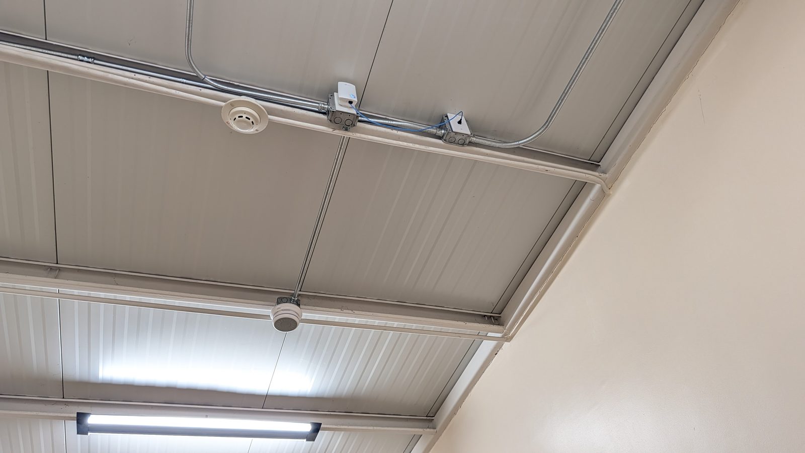 Instalación de sensor anti-vapeo en colegio privado (imagen anonimizada)
