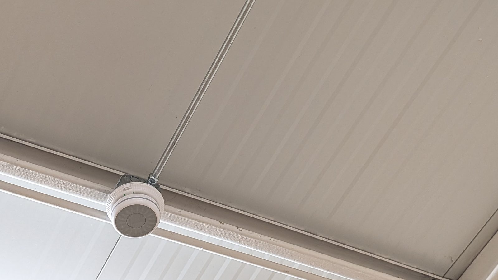 Instalación de sensor anti-vapeo en colegio privado (imagen anonimizada)