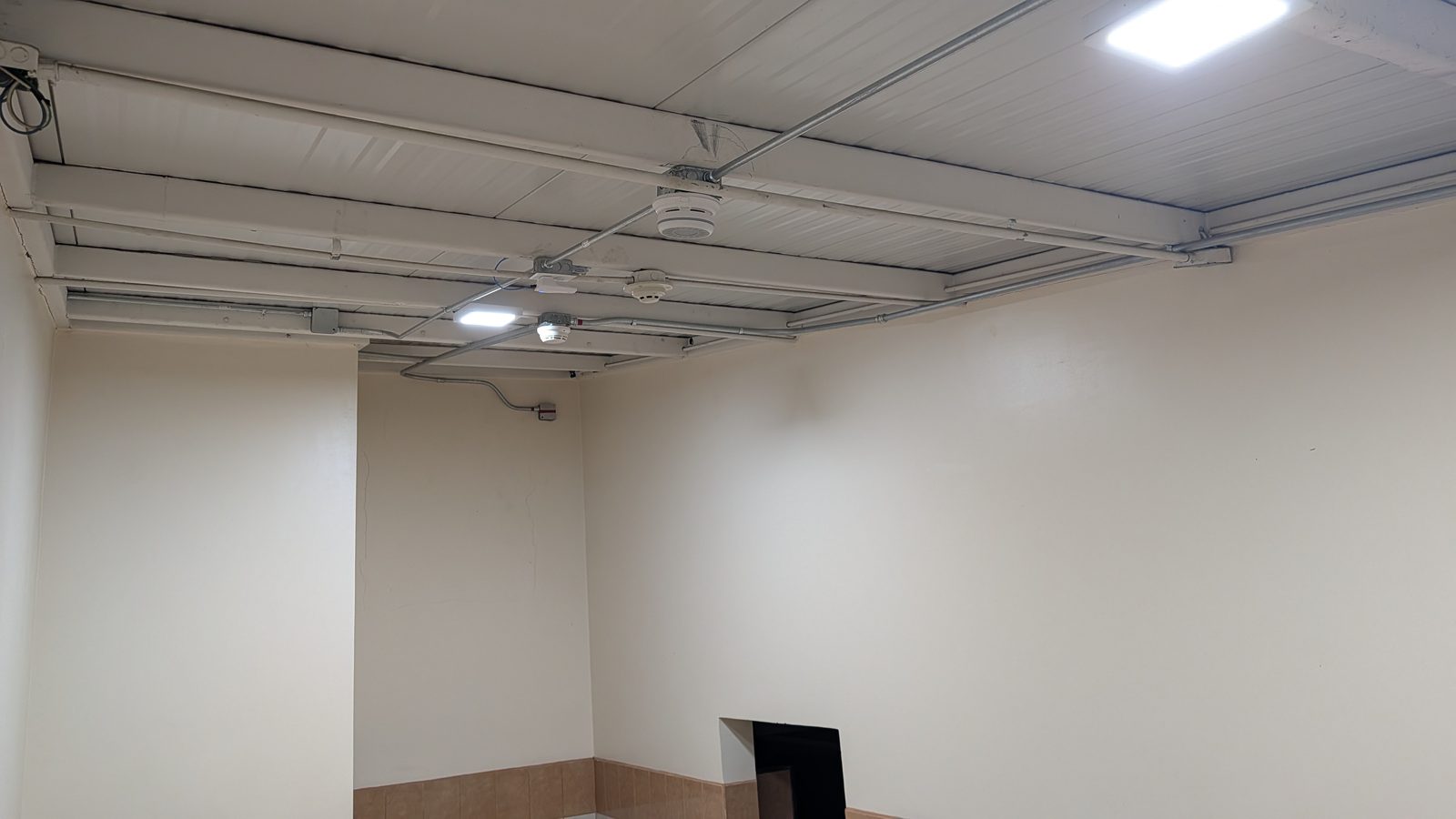 Instalación de sensor anti-vapeo en colegio privado (imagen anonimizada)