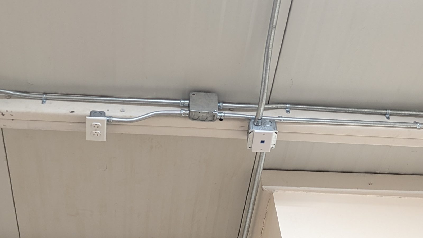 Instalación de sensor anti-vapeo en colegio privado (imagen anonimizada)