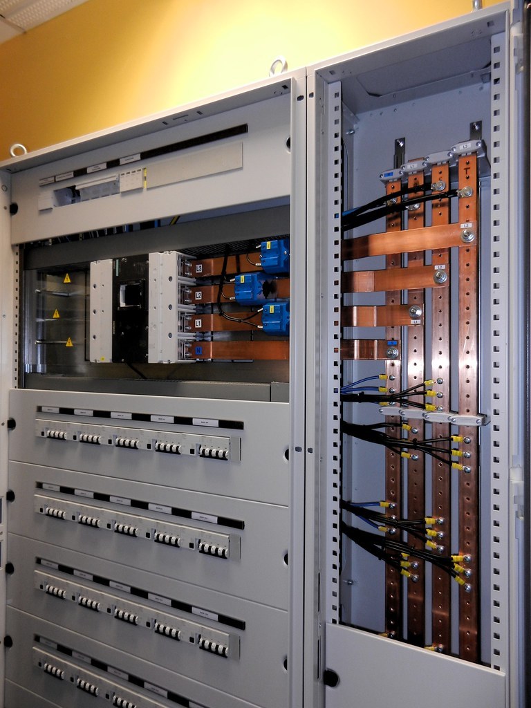 Referencia de equipo eléctrico. No es una instalación de GeekForce.