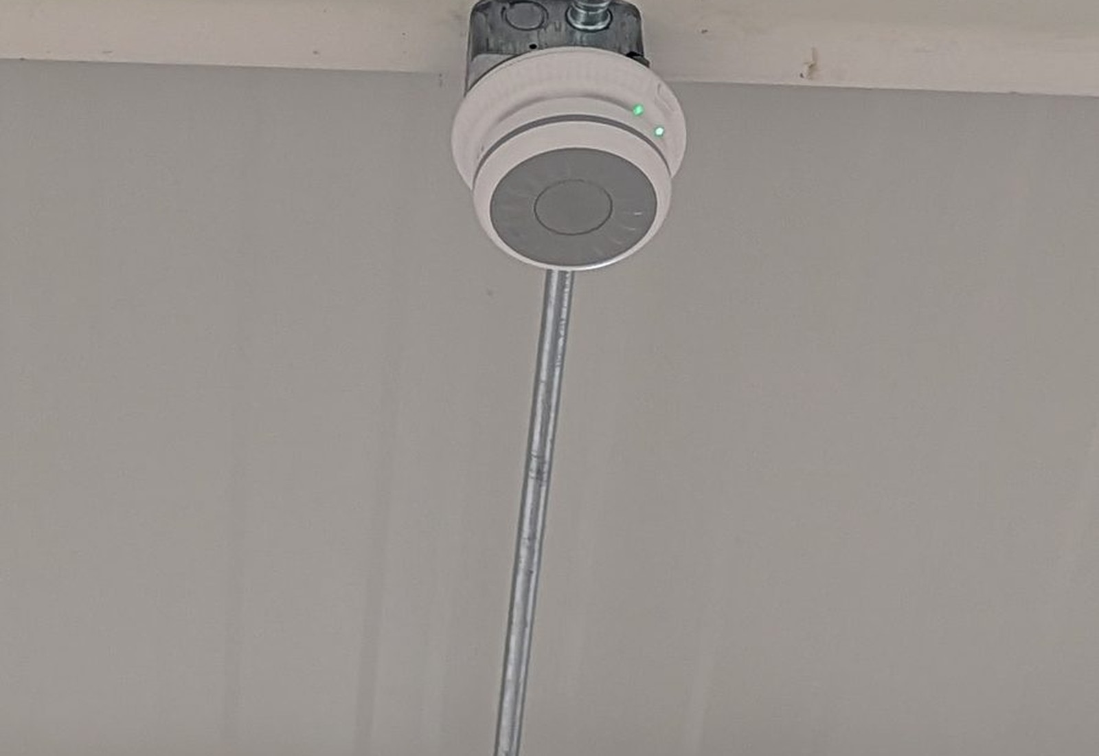 Instalación de sensor en colegio privado, imagen anonimizada